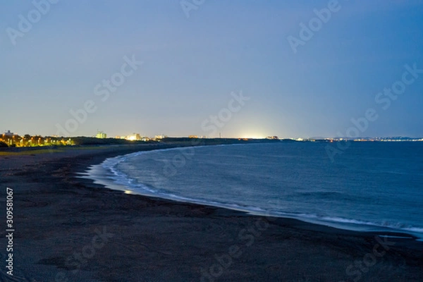 Obraz 美しい湾曲ビーチと都市の明かり