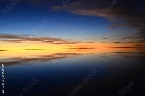 Obraz ウユニ 塩湖 鏡張り 絶景 夕方