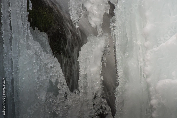 Fototapeta eiszapfen bei einem wasserfall detail
