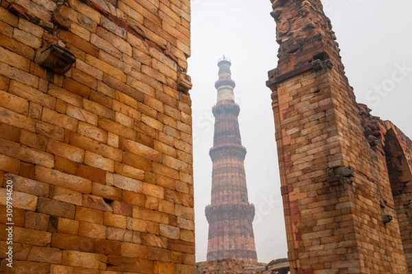 Fototapeta The Qutb Minar is a minaret that forms part of the Qutb complex, a World Heritage Site in the Mehrauli area of Delhi, India.