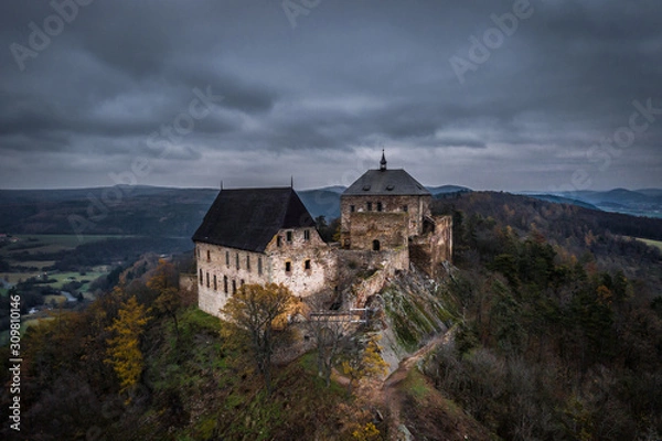 Obraz Tocnik Castle. The area where the castle stands was inhabited by people two thousand years ago, but it was not until the 14th century when the Bohemian and German king Wenceslaus IV