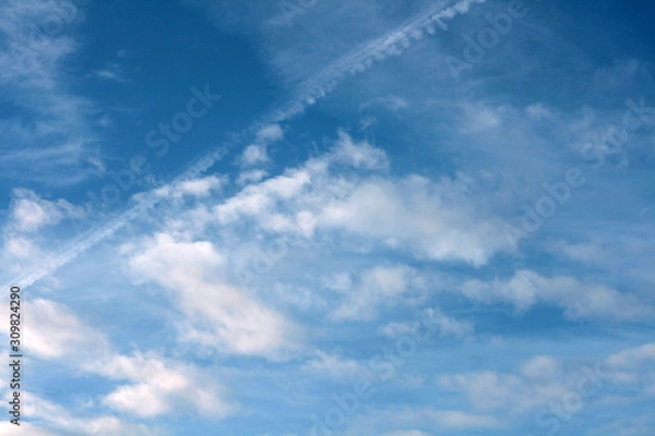 Obraz błękitne i białe chmury