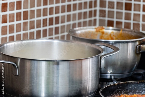 Fototapeta Cozinhando o macarrão, panela com agua quente
