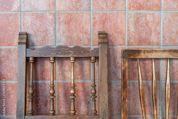 Fototapeta 壁に掛かるアンティークな椅子