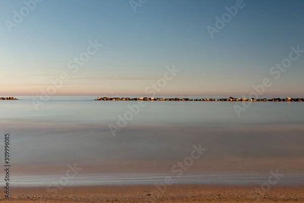 Fototapeta il mare d'inverno in una giornata limpida e fresca