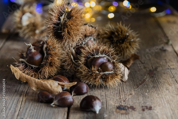 Obraz chestnuts on rustic table