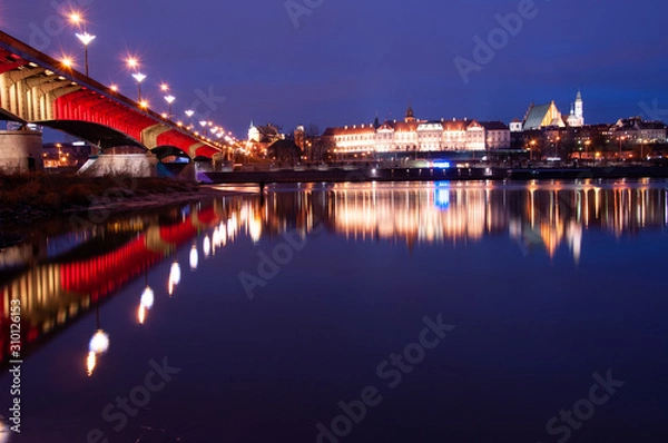 Fototapeta Widok na zamek królewski i bulwary widziane z drugiej strony rzeki Wisły po zmierzchu. Z prawej widoczny jest most ślasko-dąbrowski. 