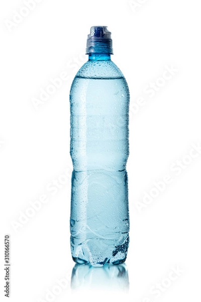 Fototapeta Butelka wody mineralnej pokryta kroplami wody na białym tle z odbiciem