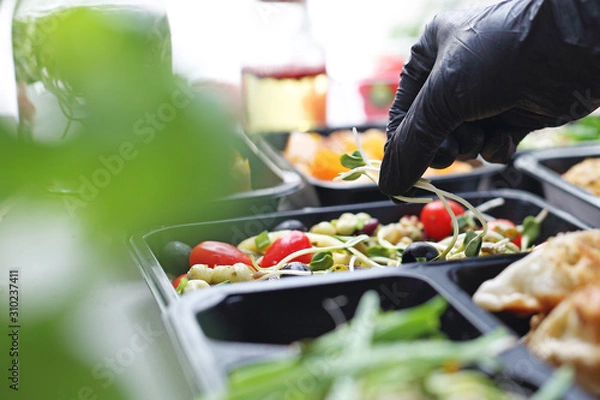 Obraz Catering dietetyczny, przygotowanie zbilansowanego posiłku do lunch boxu.