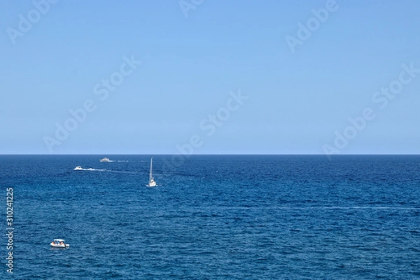 Fototapeta 4 boats in the ocean and the horizon in the middle
