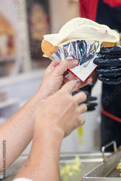 Fototapeta customer receiving cheeseburger in fast food place