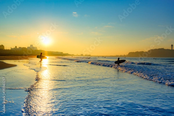 Fototapeta 冬の湘南とサーファー