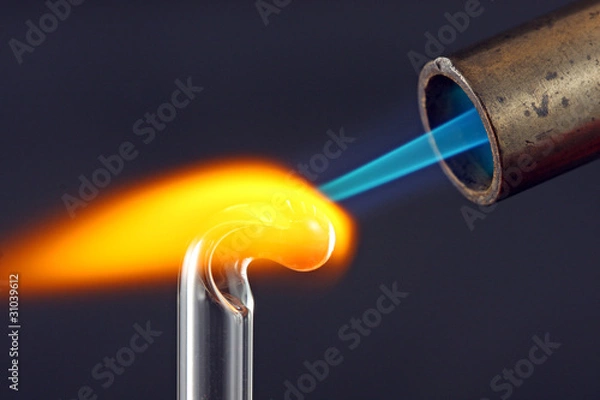 Obraz Schmelzendes Glas erhitzt durch einen Gasbrenner