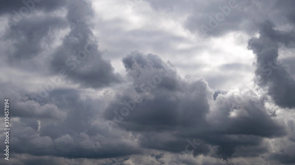 Obraz Ponure i ciężkie jesienne zachmurzone niebo