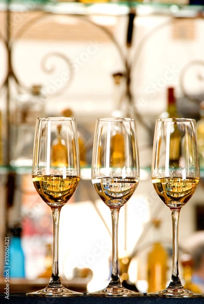 Obraz 3 wine glasses in front of brightwindow