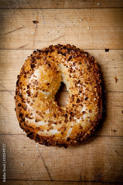 Obraz Onion bagel on wood cutting board