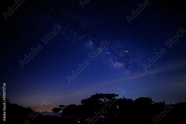 Fototapeta 은하수가 보이는 밤 하늘의 아름다운 풍경