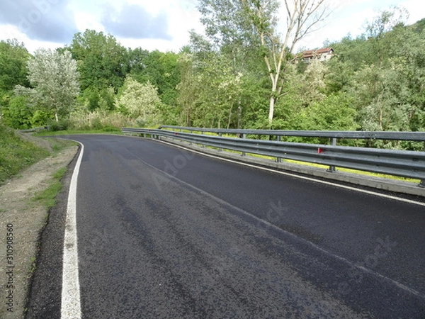 Fototapeta Asphalt road in perspective - deserted highway
