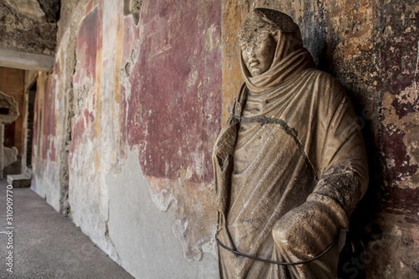 Fototapeta Damaged Statue