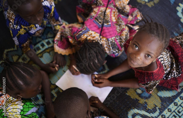 Obraz Grupa afrykańskich czarnych dzieci pracujących z papierem i rysunkiem