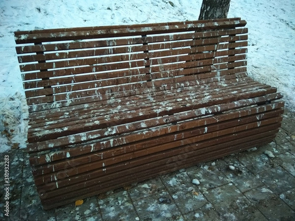 Obraz a bench stained with pigeon droppings