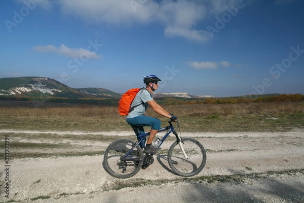 Fototapeta Cyclist on the background of the Crimean mountains, Russia.