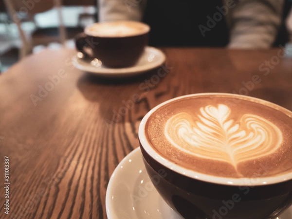 Obraz 初デートのカフェでラテアートを楽しむ