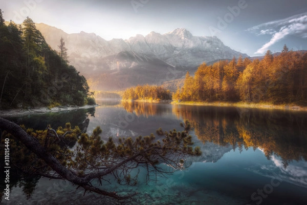 Obraz Wschód słońca nad jeziorem górskim