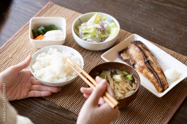 Obraz 朝食を食べる若い女性の手元