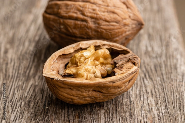Fototapeta Close de nozes inteira e quebrada