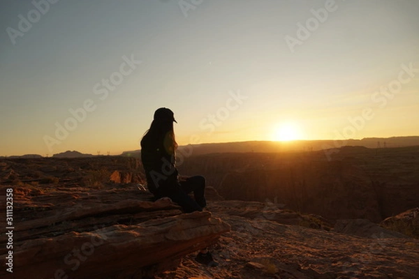 Obraz グレンキャニオンダムの夕日を見る女性