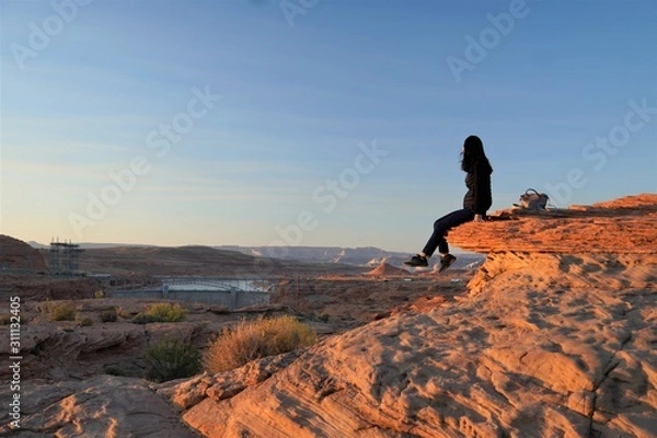 Obraz グレンキャニオンダムの夕日を見る女性