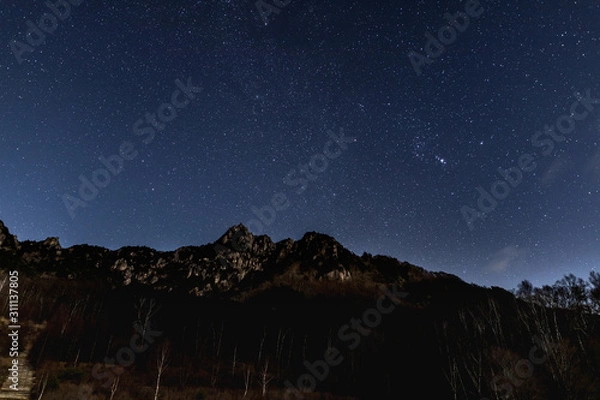Obraz 月光に照らされた瑞牆山と冬の星空