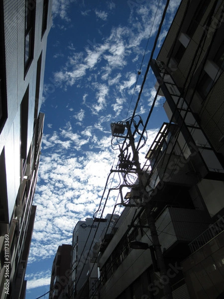 Obraz ビルの谷間から覗く青空