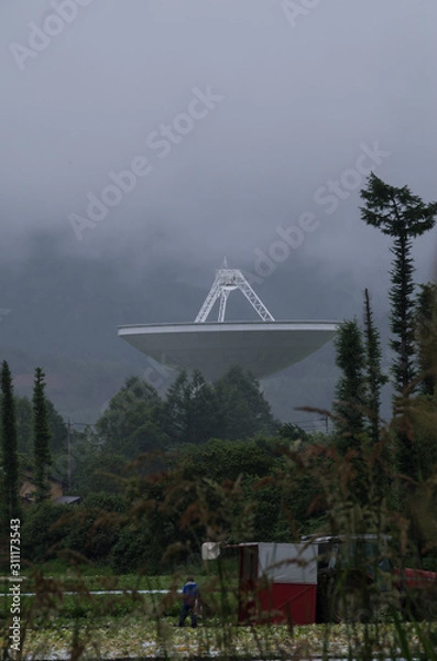 Obraz 霧の高原とパラボラアンテナ