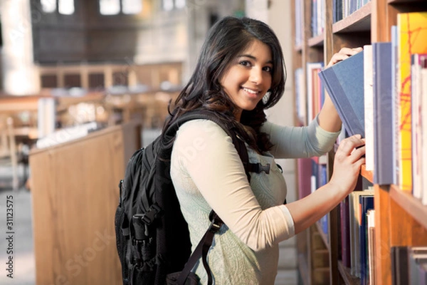 Obraz Azjatycki student w bibliotece