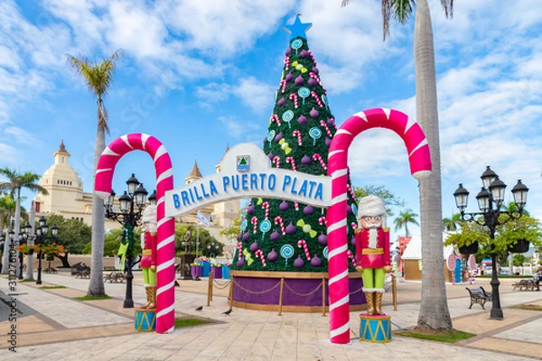 Obraz Christmas holidays in the Independence Square, Plaza de Independencia, near the San Felipe catholic cathedral in the city center of Puerto Plata, Dominican Republic