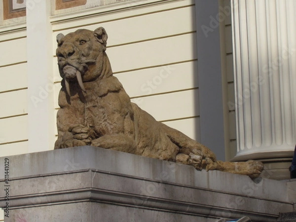 Obraz Facade of the La Plata Museum of Natural History. Highlight for the saber tooth tiger statue. 