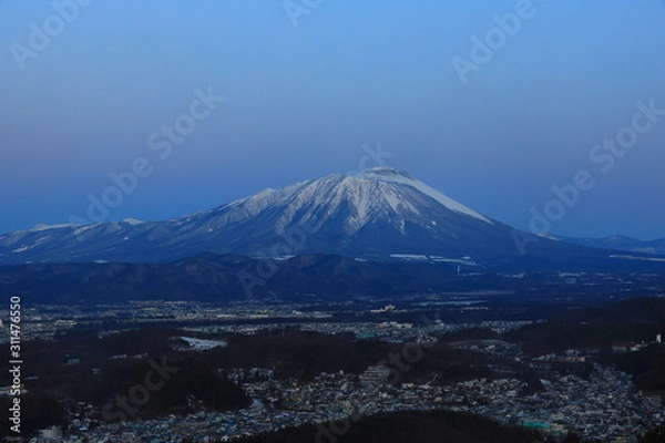Fototapeta 朝焼けの岩手山と盛岡市街地