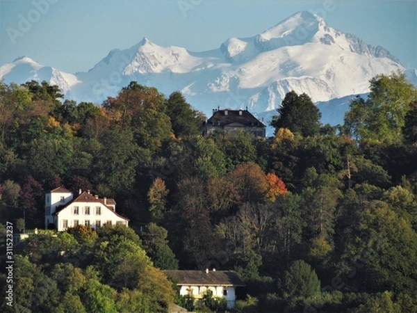 Fototapeta Geneva, Switzerland - October 18th 2019: a Beautiful autumn day in Lake Leman in Geneva. The Lake is surrounded by beautiful mountain that makes the sailing even more spectacular for the many sailors