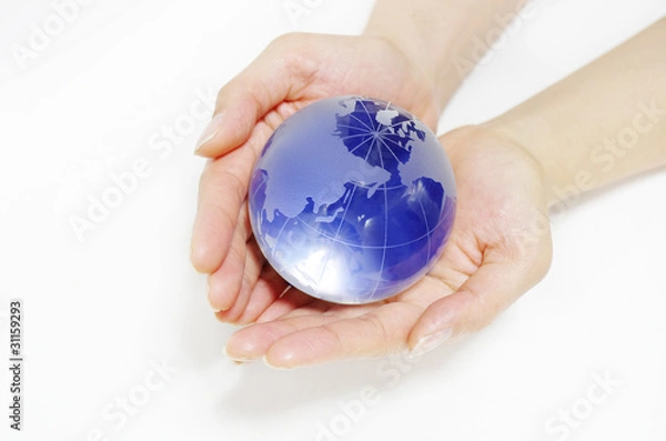 Obraz ガラスの地球儀を持つ女性の手