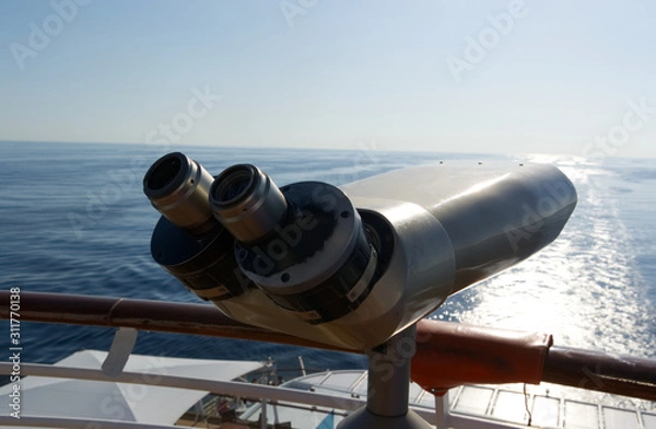 Fototapeta Fernrohr am Heck eines Kreuzfahrtschiffes
