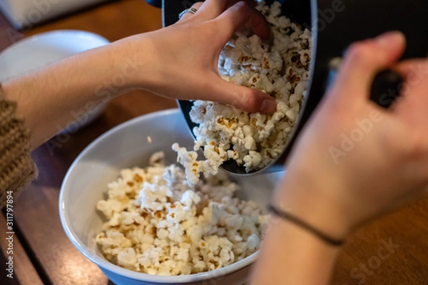 Obraz pouring popcorn out of pot