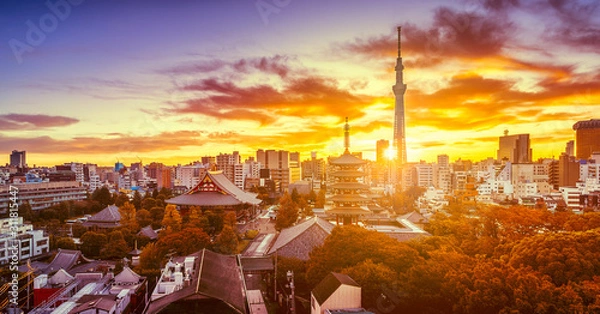 Fototapeta Dramatyczny wschód słońca panoramy Tokio ze świątynią Senso-ji i wieżowcem Tokyo Skytree w Japonii