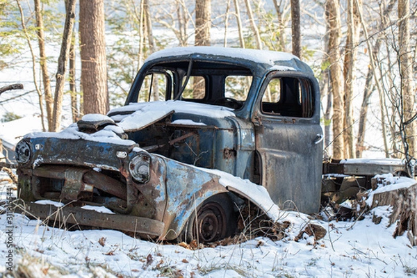 Obraz Antique class abandoned truck in woods
