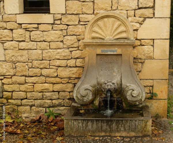 Obraz Fontaine à Yssigeac en Dordogne pour se désaltérer se rafraichir et étancher sa soif