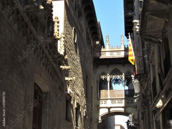 Fototapeta Pont del Bisbe or Puente del Obispo (Bishop) the mysterious and charming bridge in the Gotic in Barcelona build in the XX century full of impressive details