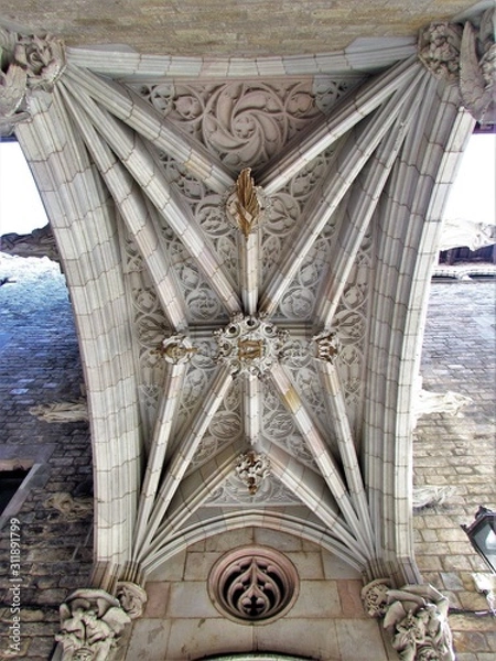 Fototapeta Pont del Bisbe or Puente del Obispo (Bishop) the mysterious and charming bridge in the Gotic in Barcelona build in the XX century full of impressive details