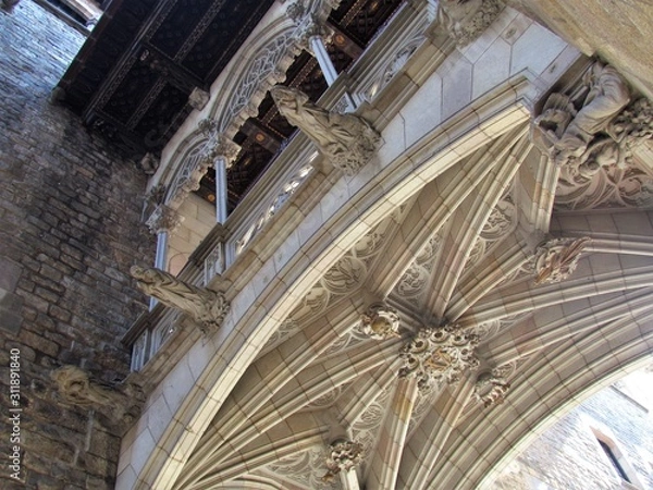 Fototapeta Pont del Bisbe or Puente del Obispo (Bishop) the mysterious and charming bridge in the Gotic in Barcelona build in the XX century full of impressive details
