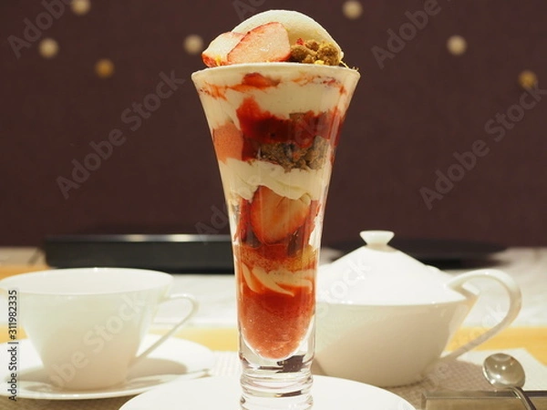 Fototapeta イチゴパフェと紅茶